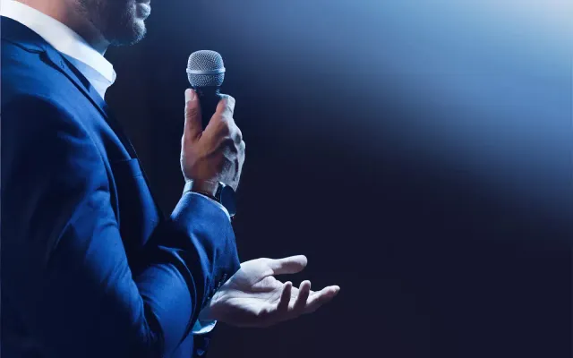 How to Overcome Fear of Public Speaking with Supportive Prompts
