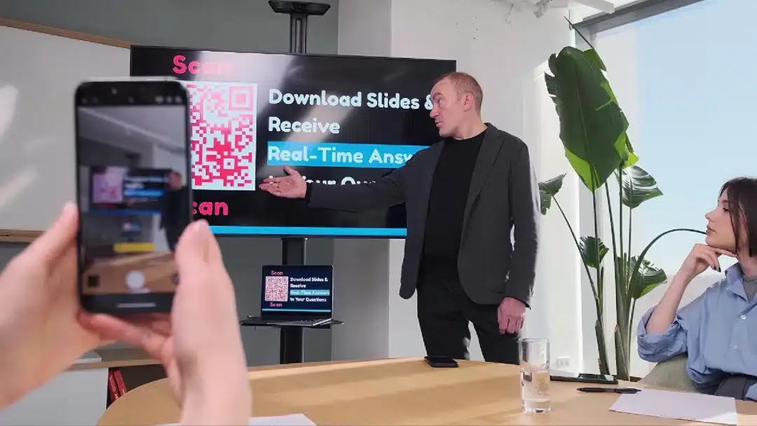 Presenter using PresEngage to share content with their audience