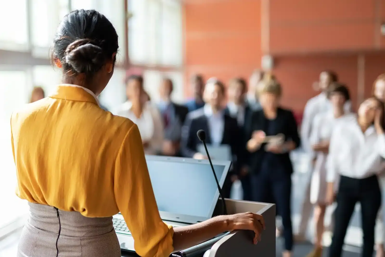 Proven public speaking strategies to read the room, craft a compelling narrative, and keep every audience engaged from open to close. Strategies for Public Speakers to Maximize Audience Impact